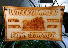 Load image into Gallery viewer, Markenlos Haus Türschild - personalisiert mit Name und Foto