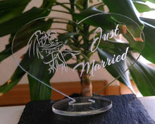 Laden Sie das Bild in den Galerie-Viewer, topgraveure Geschenk 98 x 70 mm / Just Married Hochzeit Geschenk - Just Married - Frisch Verheiratet - Herz Acrylglas Liebe