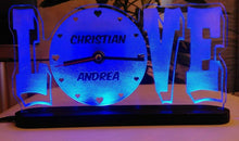 Laden Sie das Bild in den Galerie-Viewer, topgraveure Geschenk NAME BLAU / 220 x 120 mm Liebe Valentinstag Geschenk IHR NAME+UHR Geburtstag Hochzeitstag Herz LED-Licht