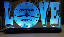 Laden Sie das Bild in den Galerie-Viewer, topgraveure Geschenk NAME WEIß / 220 x 120 mm Liebe Valentinstag Geschenk IHR NAME+UHR Geburtstag Hochzeitstag Herz LED-Licht